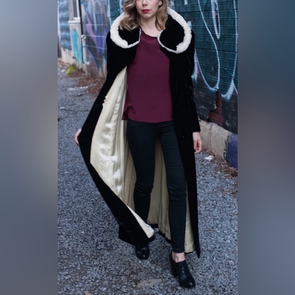 Stunning Black Velvet Opera Coat with Clamshell Collar Trimmed in Ermine Fur. - Picture 4 of 8